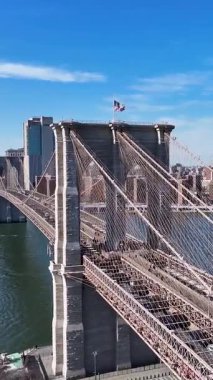 New York 'ta, Manhattan' da Brooklyn Skyline. Highrise Binaları Sahnesi. Brooklyn Köprüsü Peyzajı. New York 'ta Brooklyn Skyline. Trafik Arkaplanı.