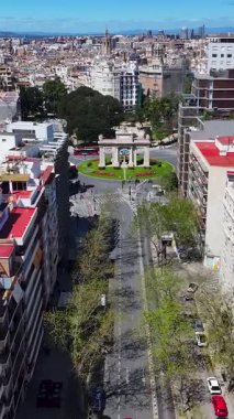 Valencia, Valenciana İspanya 'da Puerta De La Mar. Highrise Binaları Sahnesi. Şehir merkezinde. Valencia, Valenciana İspanya 'da. Deniz Kapısı Skyline. Güzel Anıt.