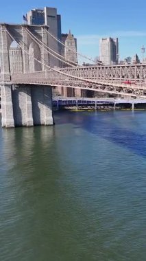 New York 'ta Manhattan' daki Brooklyn Köprüsü. Highrise Binaları Sahnesi. Kablo Köprüsü Manzarası. New York 'taki Brooklyn Köprüsü. Şehir Merkezi Şehir Manzarası.