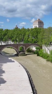 Lazio İtalya 'da Roma' da gökyüzü. Kültür Mirası. Güzel şehir manzarası. Lazio İtalya 'da Roma' da gökyüzü. Ortaçağ manzarası. Riverside Roma Köprüsü. İtalya Skyline.