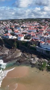 Portekiz 'in Lizbon bölgesindeki Sintra' da Apple Beach. Plaj manzarası. Doğa Deniz Burnu. Seyahat güzergahı. Portekiz 'in Lizbon bölgesindeki Sintra' da Apple Beach. Turkuaz Su.