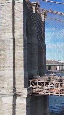 New York 'ta Manhattan' daki Brooklyn Köprüsü. Highrise Binaları Sahnesi. Manhattan Köprüsü Peyzajı. New York 'taki Brooklyn Köprüsü. Şehir Merkezi Şehir Manzarası.