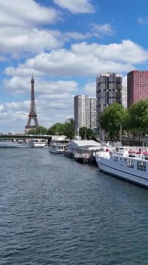 Fransa 'nın Fransa adasındaki Paris' te bulunan Seine Nehri. Yüksek Eyfel Kulesi. Şehir merkezindeki şehir manzarası. Fransa 'nın Fransa adasındaki Paris' te bulunan Seine Nehri. Harbor Skyline 'da. Metropolitan Bölgesi Hava Görünümü.