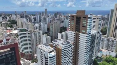 Salvador Skyline, Bahia Brezilya Salvador 'da. Plaj manzarası. Konut binaları. Şehir merkezinde. Bahia Brezilya 'da Salvador Skyline. İnanılmaz Şehir Manzarası.
