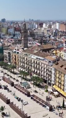 Valencia 'daki La Reina Meydanı, Valenciana İspanya. Eski Şehir Manzarası. Şehir merkezinde. Valencia, Valenciana İspanya 'da. Turia Gardens 'ın silüeti. Güzel Şehir Manzarası.