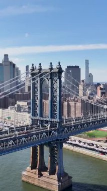 Manhattan Köprüsü New York 'ta. Highrise Binaları Sahnesi. Kablo Köprüsü Manzarası. New York 'taki Manhattan Köprüsü. Otoyol Arkaplanı.