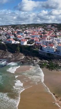 Lizbon 'un Sintra bölgesindeki Macas Plajı. Sahil Skyline. Doğa manzarası. Yaz Gezisi. Lizbon 'un Sintra bölgesindeki Macas Plajı. Tropikal Manzara.