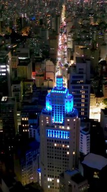 Sao Paulo Brezilya şehir merkezindeki Highrise binasının gece manzarası. Şehir simgesi olan Metropolis manzarası. Şehrin tarihi merkezinde inşa ve bulvar.