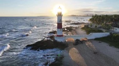 Bahia Brezilya 'daki Salvador' da Sunset Deniz Feneri. Gün batımı manzarası. Itapua Deniz Feneri. Seyahat belgesi. Bahia Brezilya 'da Salvador' da Sunset Deniz Feneri. Doğa Deniz Burnu.