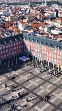 Madrid 'in Madrid Belediye Başkanı İspanya' da. Ortaçağ Binaları manzarası. Şehir merkezinde. Madrid İspanya Topluluğu 'nda Madrid. Belediye Başkanı Meydanı Sahnesi. Güzel Şehir Manzarası.