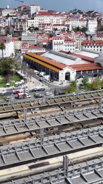 Lizbon 'daki Lizbon Bölgesi' nde Lizbon Skyline. Demiryolu Sahnesi. Toplu taşıma. Lizbon Skyline Portekiz 'de. Tarihi Şehir Manzarası. Kıyı Panoramik Manzarası. Portekiz Skyline.
