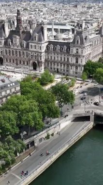 Fransa 'nın Paris şehrinde belediye binası. Güzel Ortaçağ Binası. Şehir merkezindeki şehir manzarası. Fransa 'nın Paris şehrinde belediye binası. Hükümet Binası Skyline. Fransız Başkenti.