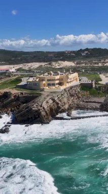 Lizbon 'un Cascais bölgesindeki Crismina Plajı. Sahil Skyline. Doğa manzarası. Yaz Gezisi. Lizbon 'un Cascais bölgesindeki Crismina Plajı. Tropikal Manzara.