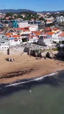 Cascais Skyline Lizbon 'un Cascais bölgesinde. Coastal City. Rıhtım manzarası. Plaj manzarası. Lizbon 'un Cascais Bölgesindeki Cascais Skyline.