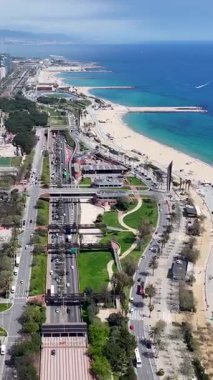 Barselona Barceloneta Sahili Katalonya İspanya. Şehir Plajı. Bay Water Sahnesi. Şehir merkezinde. Barselona Barceloneta Sahili Katalonya İspanya. Huzurlu Manzara.
