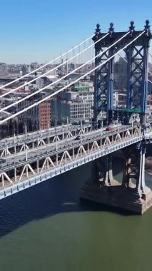 Manhattan Köprüsü New York 'ta. Highrise Binaları Sahnesi. Kablo Köprüsü Manzarası. New York 'taki Manhattan Köprüsü. Otoyol Arkaplanı.