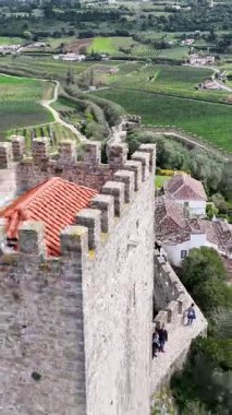 Leiria Portekiz 'in Obidos bölgesindeki Obidos Şatosu. Tarihi Şehir Manzarası. Ortaçağ mimarisi. Şato İnşaat Duvarları. Leiria Portekiz bölgesindeki Obidos Kalesi. Eski Köy.