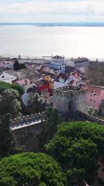 Lizbon, Portekiz 'deki Sao Jorge Şatosu. Ortaçağ Şato Sahnesi. Antik Şehir Manzarası. Portekiz, Lizbon 'daki Sao Jorge Kalesi. Tarihi Şehir Manzarası. Portekiz Skyline.