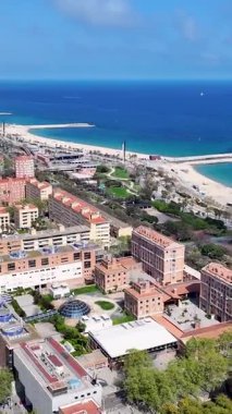 Barselona Barceloneta Sahili Katalonya İspanya. Şehir Plajı. Bay Water Sahnesi. Şehir merkezinde. Barselona Barceloneta Sahili Katalonya İspanya. Huzurlu Manzara.