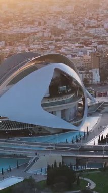 Valencia 'daki Valencia Sanat Sarayı' nda Günbatımı İspanya Topluluğu 'nda. Fütürist Binalar. Şehir merkezindeki şehir manzarası. Valencia Valencia İspanya 'da. Günbatımı Skyline. Sanat Sarayı.