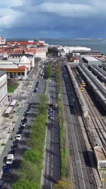 Lizbon, Portekiz 'in Lizbon semtinde Lizbon Skyline. Tren İstasyonu Sahnesi. Çarpıcı şehir manzarası. Lizbon Skyline Portekiz 'de. Tarihi Şehir Manzarası. Turizm Tarihi Yer.