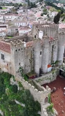 Portekiz 'in Leiria bölgesindeki Obidos' ta Obidos Skyline. Tarihi Köy. Ortaçağ Kalesi. Göz kamaştırıcı manzara. Portekiz 'in Leiria bölgesindeki Obidos' ta Obidos Skyline. Eski Şehir Manzarası.