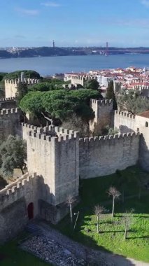 Lizbon, Portekiz 'deki Sao Jorge Şatosu. Ortaçağ Şato Sahnesi. Antik Şehir Manzarası. Portekiz, Lizbon 'daki Sao Jorge Kalesi. Tarihi Şehir Manzarası. Portekiz Skyline.