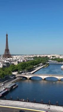 Alexandre II Fransa 'daki Paris Ile De France Köprüsü. Eyfel Kulesi Sahnesi. Paris Skyline Sahnesi. Alexandre Ile de France 'daki Paris Köprüsü. Güzel Ortaçağ Köprüsü. Turizm Tarihi Yer.