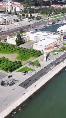 Lizbon, Portekiz 'in Lizbon semtinde Lizbon Skyline. İkonik anıt. Turizm Tarihi Yer. Lizbon 'da Lizbon Skyline, Portekiz. Keşif Sembolü. Tejo Nehri Peyzajı. Lizbon Skyline.