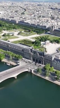 Fransa 'da Paris' teki Louvre Müzesi. Güzel Atlıkarınca Bahçesi. Paris Şehri Peyzajı. Fransa 'nın Ile şehrindeki Paris Louvre Müzesi' nde. Louvre Piramidi. Kültür Mirası.