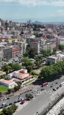 İtalya 'daki Napoli' deki Villa Comunale Parkı. Şehir merkezindeki şehir manzarası. Güzel Skyline. İtalya 'daki Napoli' deki Villa Comunale Parkı. Highrise Binaları. Napoli Mimarisi. Napoli Skyline.
