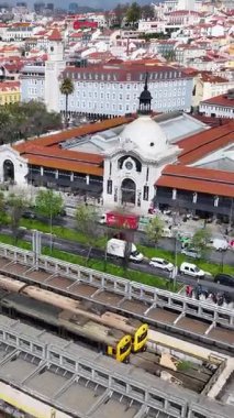 Lizbon 'un Lizbon bölgesindeki Dom Luis Meydanı. Mola Pazarı Manzarası. Antik Şehir Manzarası. Portekiz, Lizbon 'da Dom Luis Meydanı. Tarihi Şehir Manzarası. Turizm Seyahati.
