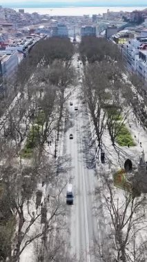Lizbon, Portekiz 'deki Liberty Bulvarı. Şehir merkezi hava manzarası. Avrupa şehri. Portekiz 'de Lizbon' da Özgürlük Bulvarı. Metropolitan Bölgesi. Kentsel Skyline.