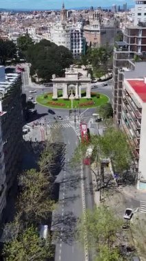 Valence Community İspanya 'da Deniz Kapısı. Şehir merkezindeki şehir manzarası. Puerta De La Mar Heykeli. Valence Community İspanya 'da Valencia. Kültür Mirası Skyline. Şehir Sahnesi.