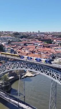 Porto Portekiz 'in Porto bölgesindeki I. Luis Köprüsü. Şehir merkezi manzarası. Kültür Mirası. Toplu taşıma sahnesi. Portekiz, Porto 'da Luis Köprüsü. Turizm Tarihi Yer.