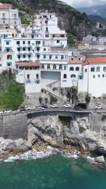 İtalya Salerno 'daki Amalfi Sahili' nde. Plaj manzarası. Turizm Tarihi Yer. Salerno İtalya 'daki Amalfi Sahili. Salerno Körfezi Skyline. Kıyı Kenti manzarası. Akdeniz 'de. Amalfi Sahil Manzarası.