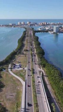 Clearwater Skyline, Florida 'da, ABD' de. Plaj manzarası. Liman Koyu Sahnesi. Şehir merkezinde. Clearwater Skyline, Florida 'da, ABD' de. İnanılmaz Şehir Manzarası.