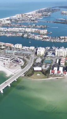 Clearwater Beach Skyline, Florida 'da, Clearwater' da. Plaj manzarası. Şehir merkezinde. Seyahat Manzarası. Clearwater Beach Skyline, Florida 'da, Clearwater' da. İnanılmaz Şehir Manzarası.