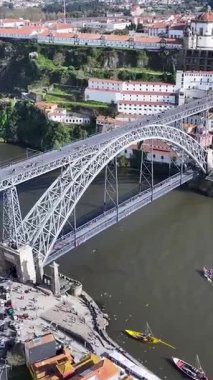 Porto Portekiz 'in Porto bölgesindeki I. Luis Köprüsü. Şehir merkezinde. Ortaçağ Binaları. Tarihi Şehir Sahnesi 'nde. Portekiz, Porto Bölgesi 'ndeki I. Luis Köprüsü. Turizm Simgeleri.
