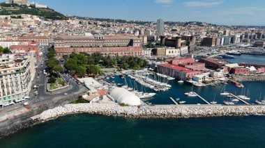 Napoli Campania İtalya 'daki Kraliyet Sarayı. Ülkenin federal yönetim binalarının nefes kesicisi. Metropolitan Manzara Gökdelenleri. Güzel. Metropolitan Şehir. Napoli Campania.