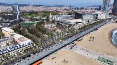 Barcelona Katalonya Topluluğu Barceloneta Parkı İspanya. Şehrin ünlü eğlence parkının nefes kesici hava manzarası. Altyapı Skyline Gökdelenleri Şaşırtıcı.