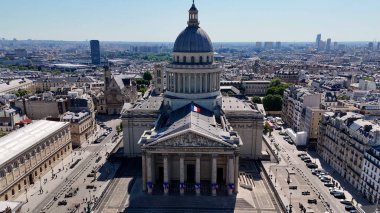 Fransa 'nın Paris' teki Pantheon 'u. Modern Cam Gökdelen, Hareketli Şehrin Üzerinde Yükseliyor. Şehir merkezindeki iş dünyası. Şehir merkezinin dışında Panning Wide 'da. Fransa ile Paris.