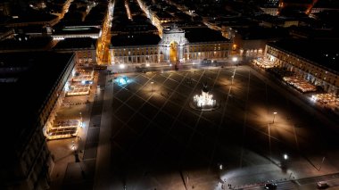 Lizbon 'daki Comercio Meydanı' nda. Yemyeşil parkın ve etrafındaki binaların havadan görünüşü. Metropolitan Peyzaj Binası. Metropolitan Şehir Binaları, Atılgan. Lizbon Portekiz.