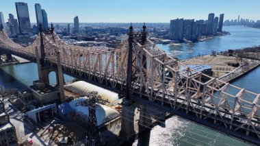 New York, Manhattan 'daki Queensboro Köprüsü. Trafik, modern bir kablolu yayın konsolu köprüsünün karşısına geçiyor. Şehir merkezinde Gökyüzü Bulutları. Şehir merkezinin dışında. Ünlü. Manhattan New York.