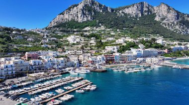Napoli 'deki Capri Adası, Campania İtalya. Yaz tatilinde harika bir sahil manzarası olan kuş bakışı. Sahil Gökyüzü Sahil Kıyısı Yaz Zamanı. Seaside Beach Panoramik. Napoli Campania.
