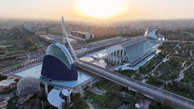 Valencia İspanya 'daki Bilim Müzesi. Şehir Skyline Modern ve Geleneksel Mimariyi Gösteriyor. Günbatımı Bulutları Şehir Merkezi Şehir Merkezi. Şehir merkezinde Sunset Exterior. Valencia İspanya.