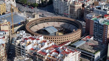 Valencia Valence Community İspanya 'daki Toros Meydanı. Yukardan bakıldığında hareketli bir şehirde ortaçağ binası. Şehir merkezindeki iş dünyası. İş geçmişleri ünlüdür. Valencia Valence Topluluğu.