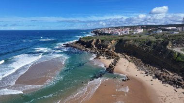 Lizbon 'un Sintra bölgesindeki Praia Grande Plajı. Turkuaz Okyanus Dalgaları Tropik Sahile Yavaşça Çarpıyor. Horizon Sahili Denizi kıyısında. Shore Seaside Panning Wide 'da. Lizbon Sintra Bölgesi.