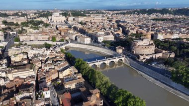 Vatikan 'ın Roma' daki Skyline 'ı Lazio İtalya. Yukardan bakıldığında hareketli bir şehirde ortaçağ binası. İnşaat Manzarası Panoramik Şehir Görünümü Meşgul. Panoramik Şehir Manzarası. Roma Lazio.