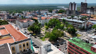 Joao Pessoa Paraiba Brezilya 'daki Sao Francisco Kilisesi. Modern Cam Gökdelen, Hareketli Şehrin Üzerinde Yükseliyor. Şehir Gökyüzü Arkaplanı Kentsel. Açık Arkaplan Panoramik Şehir. Joao Pessoa Paraiba.